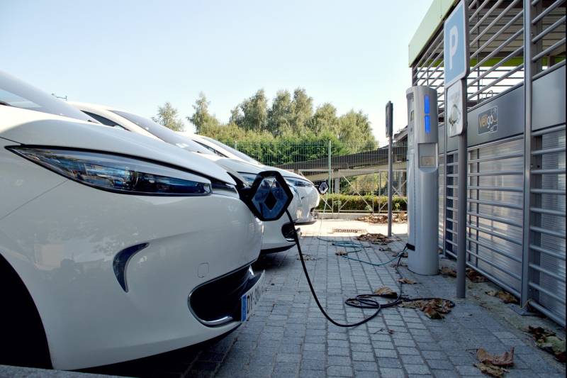 Borne de recharge de voiture électrique : l'expertise de Solelec Provence pour une recharge sûre et économique à Aix-en-Provence