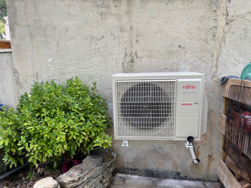 La société SOLELEC PROVENCE a réalisé la fourniture, l'installation et la mise en service d'un climatiseur réversible ATLANTIC ZENKEO entre Gardanne et MIMET.près d'Aix en Provence