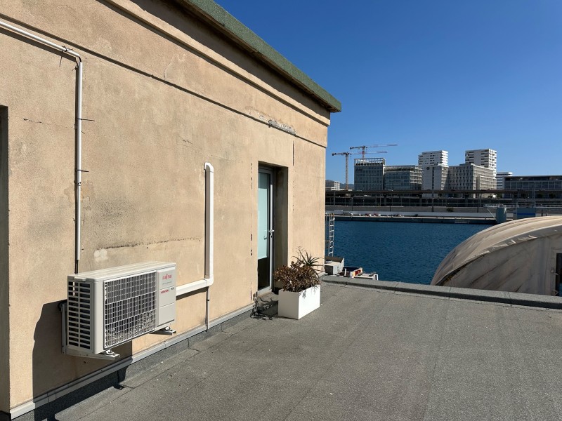 Pose climatiseur réversible ATLANTIC dans un bureau en bord de mer à Marseille