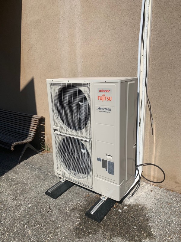 Pose groupe extérieur Atlantic 22 KW à PUYLOUBIER