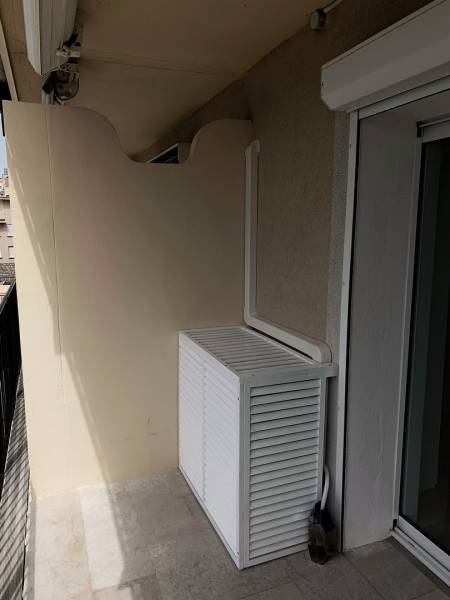 cache groupe DECOCLIM, peint en blanc à BANDOL