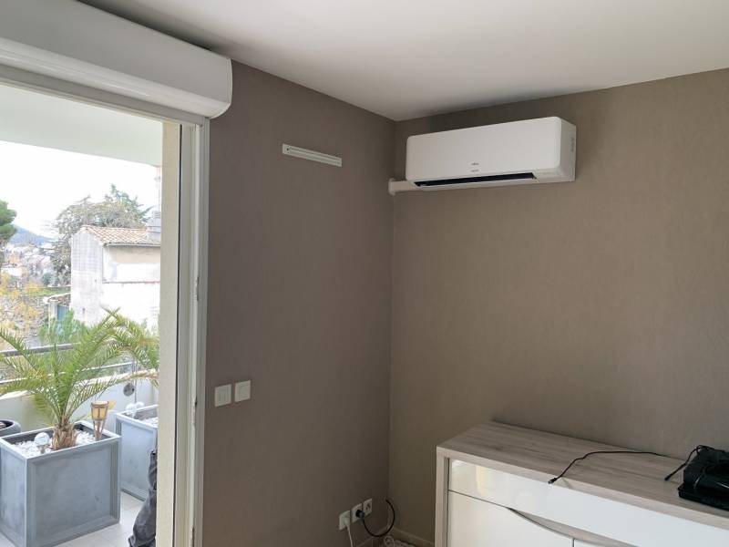 pose d'un climatiseur réversible Atlantic Takao silencieux et économique à Aix en Provence