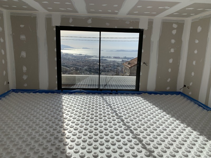 Installation d'un plancher chauffant dans une maison  à  PUYRICARD AIX EN PROVENCE avec une pompe à chaleur PANASONIC