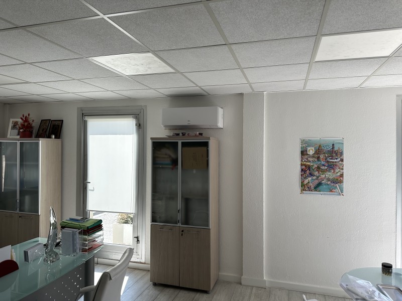 Pose climatiseur réversible ATLANTIC dans un bureau en bord de mer à Marseille