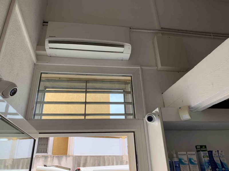 Installation d'un climatiseur réversible Panasonic pour une pharmacie à Vitrolles par des professionnels