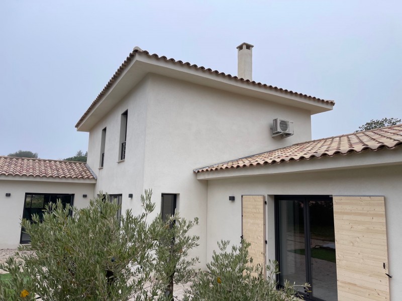 Ensemble bi-split Mitsubishi Électrique : la solution de climatisation esthétique et performante proposée par Solelec Provence à Venelles.