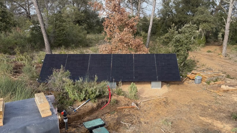 Pose panneaux photovoltaïques Aix-en-Provence pour pompe de bassin ou étang en site isolé